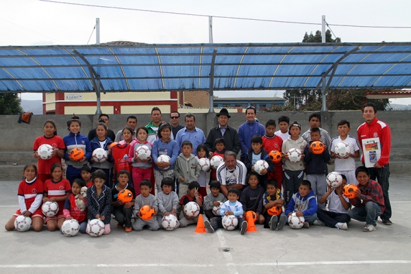 Niño y niñas de Chantilín reciben equipos e implementos deportivos.