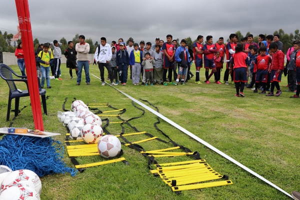 Implementos deportivos se entregaron a la escuela recreacional de futbol de Mulaló