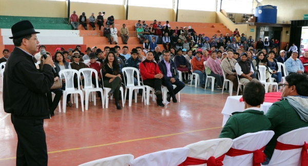 Reunión en la Parroquia Joseguango Bajo, firma de contrato para recapeo de la vía