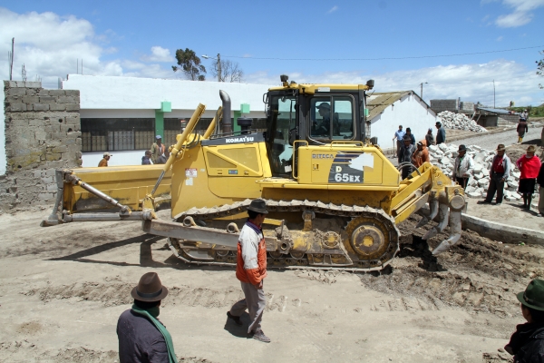 Tractor Roturador trabaja en la comunidad Maca Atapulo