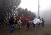 La neblina y el frio no detienen a la música en Apahua