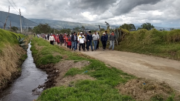 Habitantes de Salache Grande recorren la vía junto al Prefecto de Cotopaxi