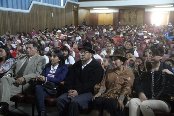 230 niños del proyecto ETI festejaron la navidad con teatro y caramelos