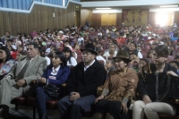 230 niños del proyecto ETI festejaron la navidad con teatro y caramelos
