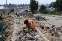 Construcción de aceras y bordillos en Barrio Brazales