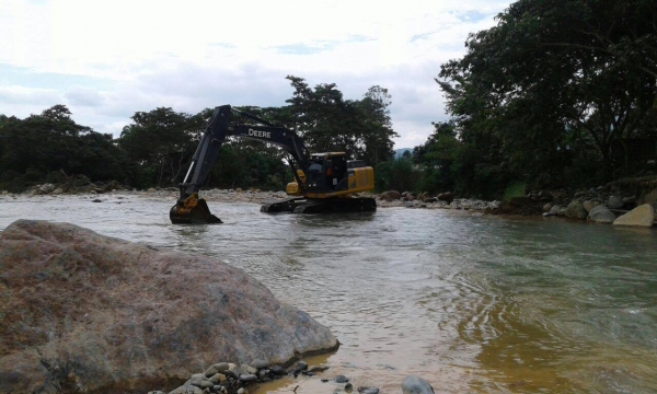 MAQUINARIA DEL GAD. COTOPAXI REALIZA TRABAJOS DE LIMPIEZA DE RIOS Y ESCOLLERAS EN EL SUB-TROPICO.