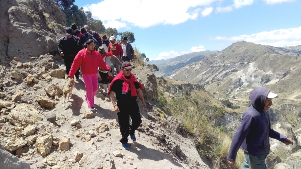 Prefecto de Cotopaxi, recorre vías rurrales de la comunidad de Tigua