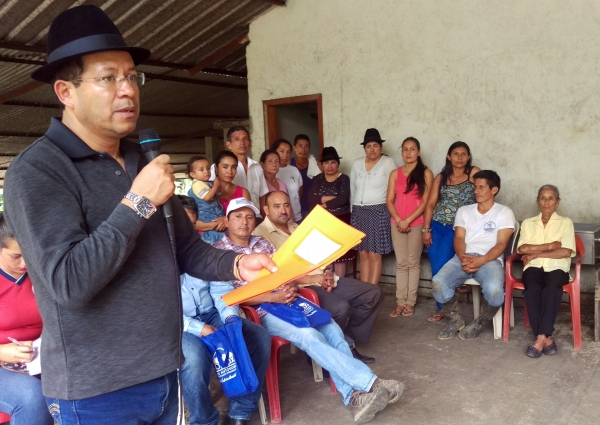 Prefecto entrega certificación sanitaria en Pucayacu