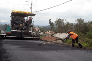 Avanza asfaltado de la vía  Saquisilí – Lasso - Aglomerados.