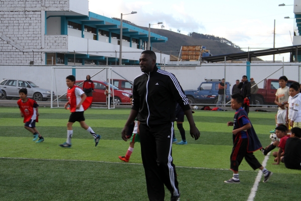 Geovanny &quot;La Sombra&quot; Espinoza, realiza practica de fútbol con los niños en La Victoria