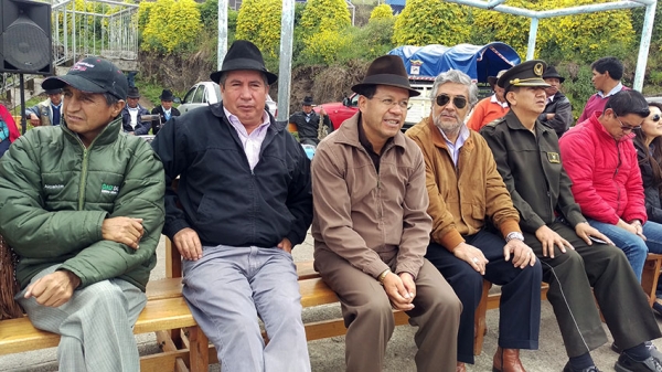 Transportistas comunitarios y Prefecto de Cotopaxi se reunieron para analizar problemática que atraviesan