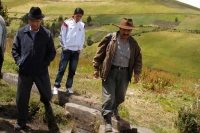 Prefecto de Cotopaxi inspeccionó trabajos de riego y vialidad en Cumbijín