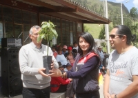 entrega de la primera planta de aguacate al alcalde de Sigchos