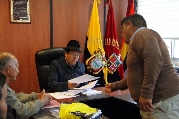 Prefecto recibe proyectos de la comisión de Pujilí