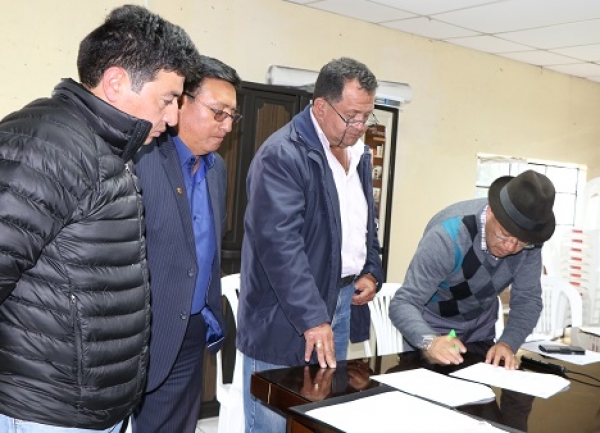Firma de contrato para terminación del proyecto de riego