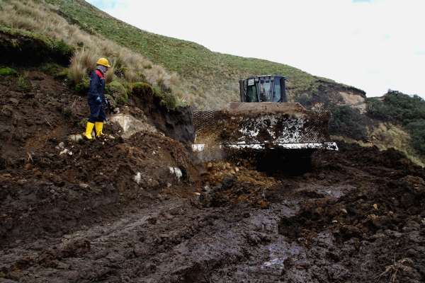 Trabajos de apertura ejecutados por la Prefectura de Cotopaxi