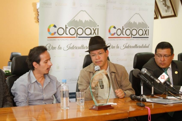 Prefecto entregó reconocimiento a autor de estudio sobre Aeropuerto Cotopaxi