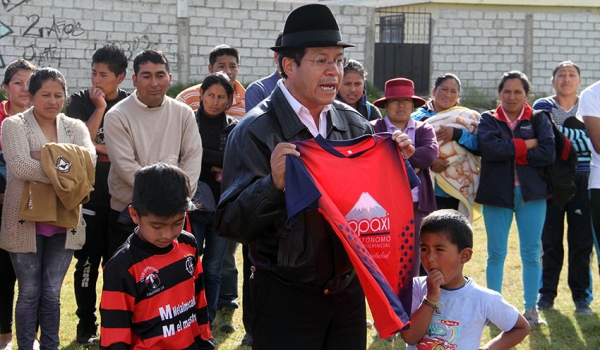 Niños y jóvenes de la escuela de futbol de Guaytacama reciben implementos deportivos.