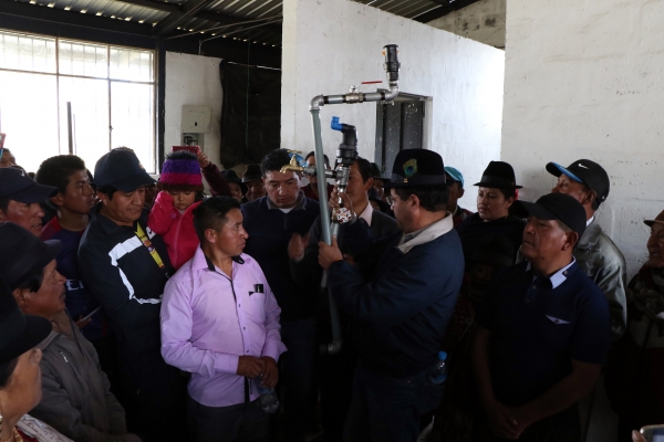 Prefecto entrega materiales de riego en Tigua Chami