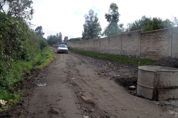 Prefectura intervendrá con mantenimiento de vía La Avelina – Tanicuchí al culminar alcantarillado por parte del Municipio de Latacunga