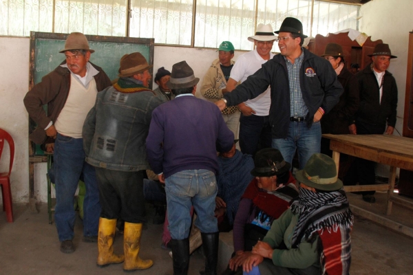 Prefecto atendió requerimientos de los moradores de la comunidad Galpón