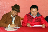Prefecto de Cotopaxi, firma el contrato para al asfaltado de la vía San Marcos  - Yanayacu