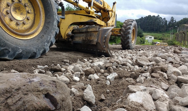Prefectura trabaja en el mantenimiento vial en la parroquia Mulaló