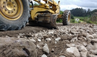 Prefectura trabaja en el mantenimiento vial en la parroquia Mulaló