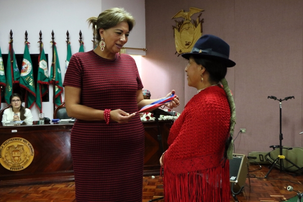 Entrega de reconocimiento a mujeres de Cotopaxi