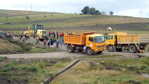 Prefectura inicia mantenimiento vial en la zona oriental de Salcedo