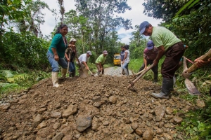 Cotopaxi markamanta maquinarias jillaykuna La Maná kitipi ñankunata allichishpa katinmi