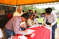 Prefecto de Cotopaxi, firma el contrato para el asfaltado de la vía La Maná- la Piedacita