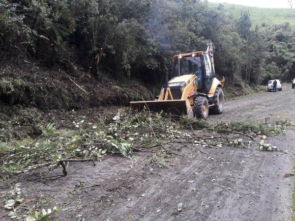 Maquinaria del GAD Provincial en la limpieza de la vía