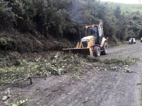 Maquinaria del GAD Provincial en la limpieza de la vía